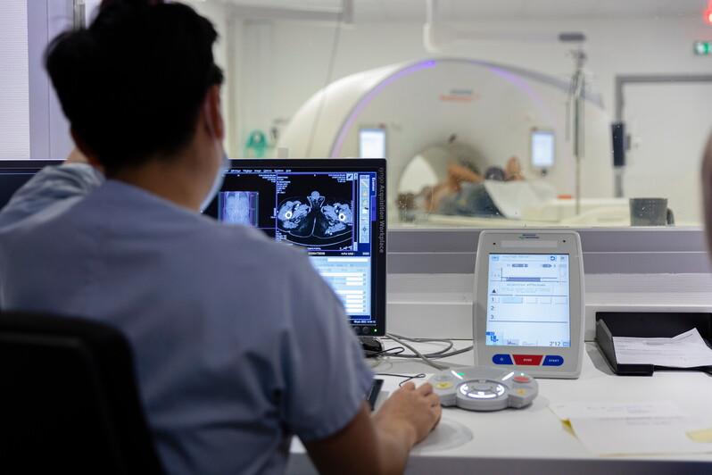 IRSN - Examen dans la salle de scanner de l'hôpital Bicêtre - ©  Philippe Dureuil/Médiathèque IRSN